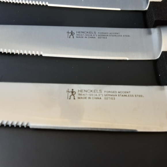 This Henckels knife set includes four stainless steel steak knives with a vibran - Picture 2 of 9